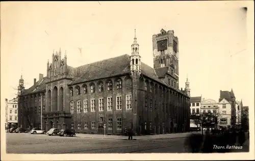 Foto Ak Toruń Thorn Westpreußen, Straßenpartie mit Rathaus