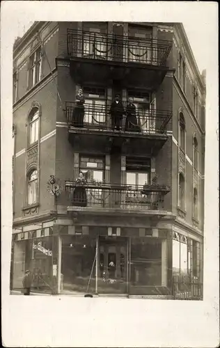 Foto Ak Berlin, Blick auf ein Wohnhaus, Schaufenster Aufruck des Gaswerks