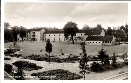 Ak Neumünster in Schleswig Holstein, Parkanlage, Textilfachschule