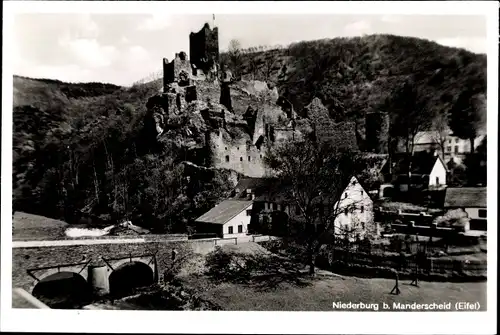 Ak Niederburg Manderscheid, Burgansicht, Brückenpartie