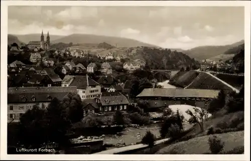 Ak Forbach im Schwarzwald, Teilansicht, überdachte Brücke
