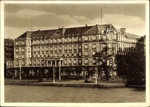 Ak Hamburg, Blick übers Wasser auf Hotel Atlantic