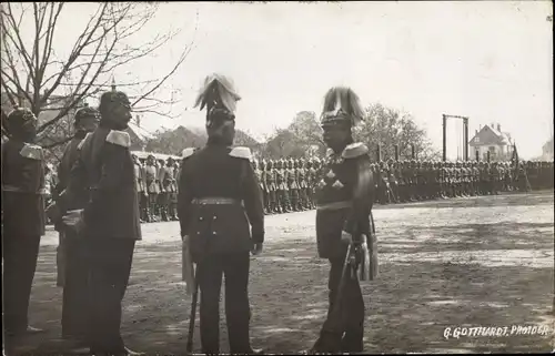 Foto Ak Deutsche Offiziere in Uniformen, Soldaten, Paradeuniform