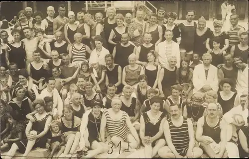 Foto Ak Urlauber in Bademoden am Strand, Gruppenbild