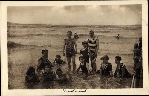 Ak Partie im Familienbad, Badegäste in Bademoden am Strand