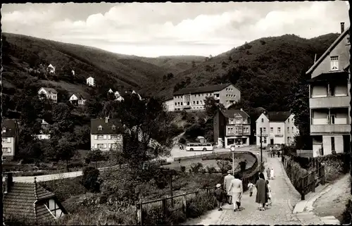 Ak Altena in Westfalen, Blick zur Jugendherberge, Passanten