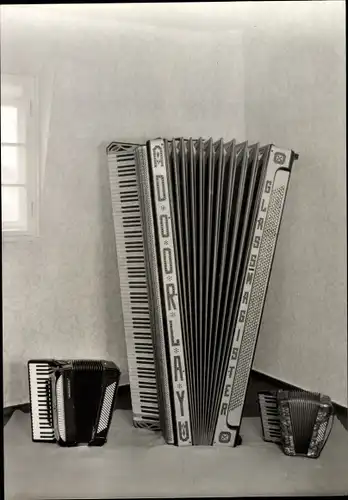 Ak Markneukirchen im Vogtland, Musikinstrumentenmuseum, Riesen Piano Akkordeon