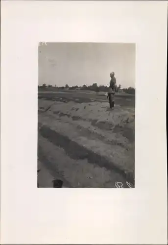 Foto Soldat in Uniform an einem Feldwe