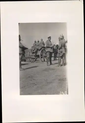 Foto Deutsche Soldaten in Uniformen, Offizier, Pickelhauben