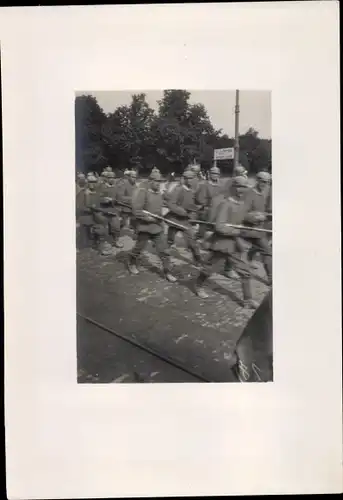 Foto Marschierende deutsche Soldaten in Uniformen, Pickelhauben