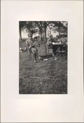 Foto Soldaten in Uniformen sitzen auf einer Wiese