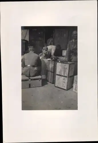 Foto Deutsche Soldaten in Uniformen, Kiste mit Aufdruck Selchow  1. G. Rgt. zu Fuß