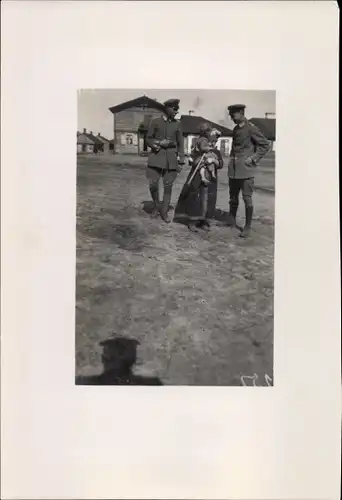 Foto Zwei Deutsche Soldaten in Uniformen im Osten, Frau mit Mädchen auf dem Arm