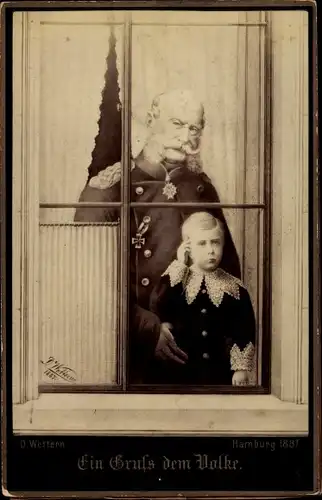 Kabinettfoto Ein Gruß dem Volke, Kaiser Wilhelm I. von Preußen mit Enkel am Fenster, 1887
