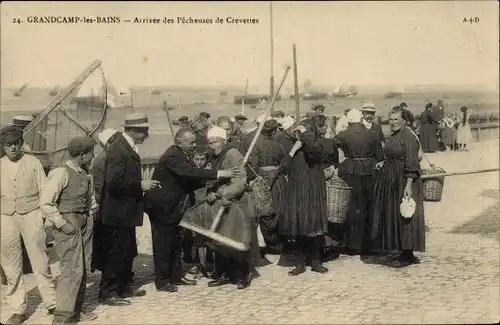 Ak Grandcamp les Bains Calvados, Arrivee des Pecheuses de Crevettes