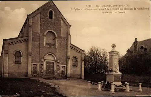 Ak Grandcamp les Bains Calvados, L'Eglise et le Monument erige a la Memoire des Enfants de Grandcamp