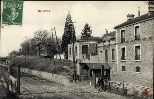 Ak Bellevue Hauts de Seine, Le Passage a Niveau