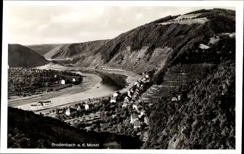 Ak Brodenbach an der Terrassenmosel, Blick auf den Ort, Fluss, Wald, Berge