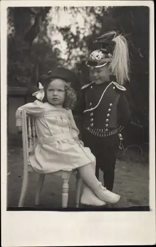 Foto Ak Kinderportrait, Junge in Uniform, Mädchen im Kleid