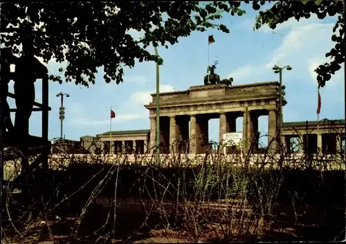 Ak Berlin Tiergarten, Brandenburger Tor mit Mauer und Stacheldraht
