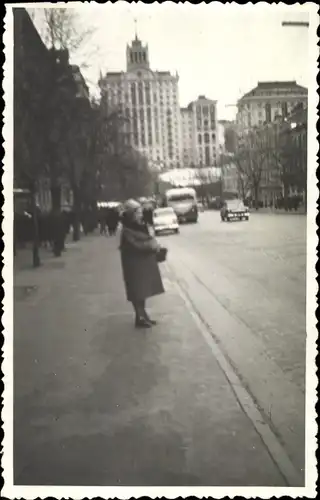 Foto Ak Warszawa Warschau Polen, Moskau ?,Straßenpartie, Autos, Passanten