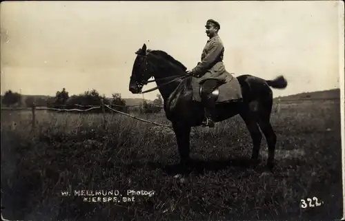 Foto Ak Deutscher Soldat in Uniform auf einem Pferd, Fotograf W. Hellmund, Kierspe