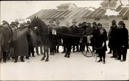 Foto Ak Pferd mit Sulky, Männer in Mänteln, Winteransicht