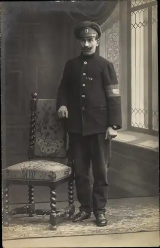 Foto Ak Deutscher Soldat in Uniform, Standportrait, Karlsruhe