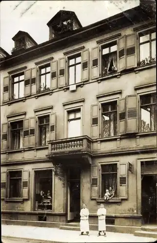 Foto Ak Karlsruhe in Baden, Wohnhaus, Geschäft, Anwohner an den Fenstern, 1913
