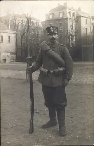 Foto Ak Deutscher Soldat in Uniform mit Ausrüstung, Bajonett, 1915