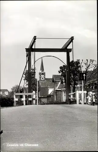 Ak Oostzaan Nordholland, Ortspartie mit Brücke