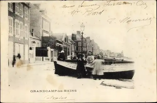 Ak Grandcamp les Bains Calvados, Kinder am Ruderboot, Straßenbeleuchtung, Häuser