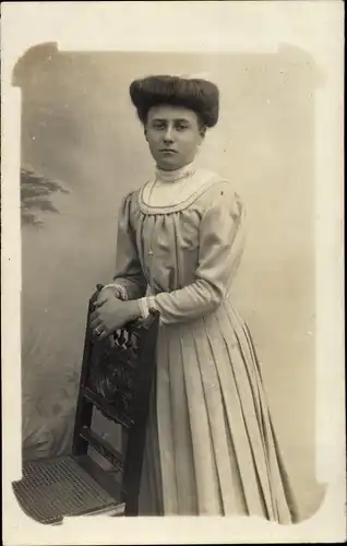 Foto Ak Méharicourt Somme, Junge Frau im Kleid am Stuhl stehend, Portrait