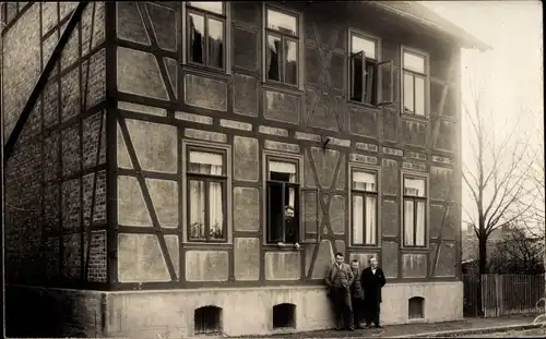 Foto Ak Schöppenstedt in Niedersachsen, Anwohner vor einem Wohnhaus, Fachwerkhaus