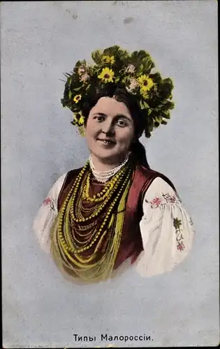 Ak Frau in russischer Tracht, Halsketten, Blumenkranz