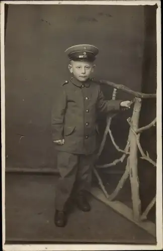 Foto Ak Berlin, Kleiner Junge in Uniform, Fotografisches Atelier Komet