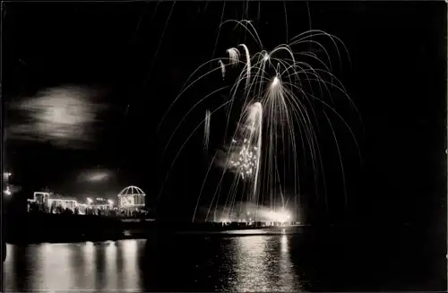 Ak Insel Borkum Ostfriesland, Feuerwerk am Strand