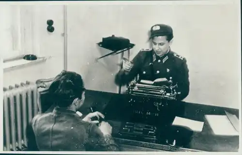 Foto Mann in Uniform am Schreibtisch, Triumph Schreibmaschine, DDR, Volkspolizei