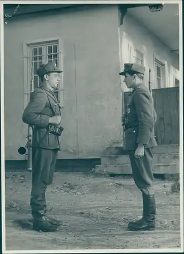 Foto Zwei Männer in Uniformen, DDR, Volkspolizei
