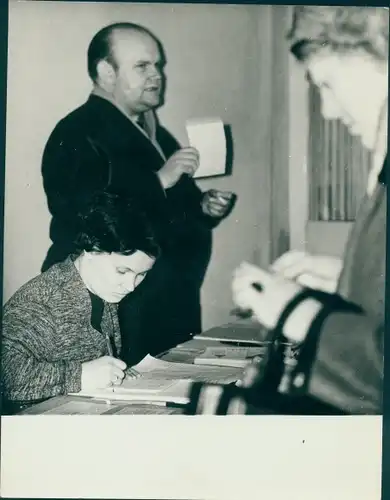 Foto Berlin ?, Mann und Frauen am Schreibtisch, Fotograf Hans Joachim Mirschel, DDR