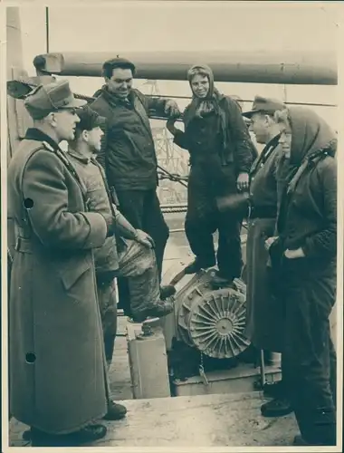 Foto Männer in Uniformen und Arbeiter auf einem Schiff, Volkspolizei, DDR