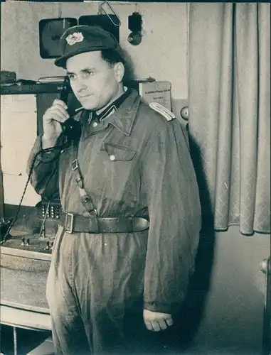 Foto Rostock, Werkfoto VEB Schiffswerft Neptun, Mann in Uniform, Telefon, DDR, Volkspolizei