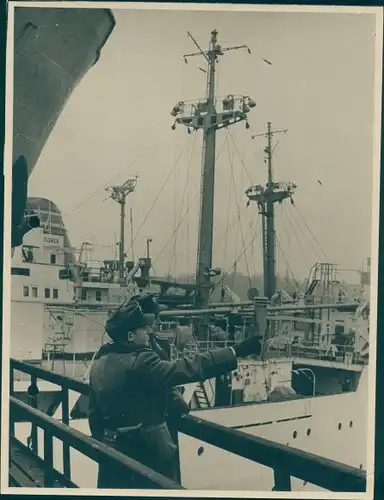 Foto Rostock, Männer in Uniformen im Hafen, DDR, NVA, VEB Schiffswerft Neptun, Volkspolizei
