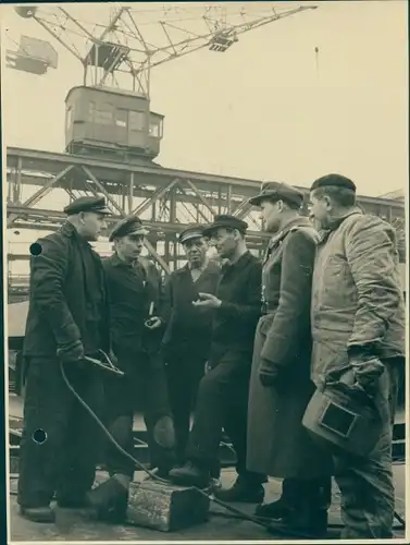 Foto Rostock, Männer im Hafen, Arbeiter, Uniform, DDR, NVA, VEB Schiffswerft Neptun, Volkspolizei