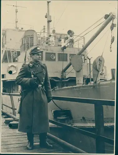 Foto Rostock, Mann in Uniform im Hafen, Schiff, DDR, Volkspolizei