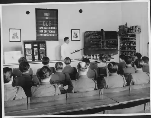 Foto Berlin ?, Männer in Uniformen in einem Klassenzimmer, DDR, Volkspolizei