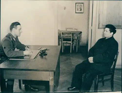 Foto Rostock in Mecklenburg Vorpommern, Volkspolizist und Arbeiter, VEB Schiffswerft Neptun, DDR