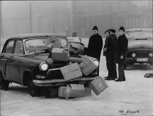 Foto Berlin ?, Auto fährt in einen Stapel Pappkartons, Fotograf Karl Heinz Drowski