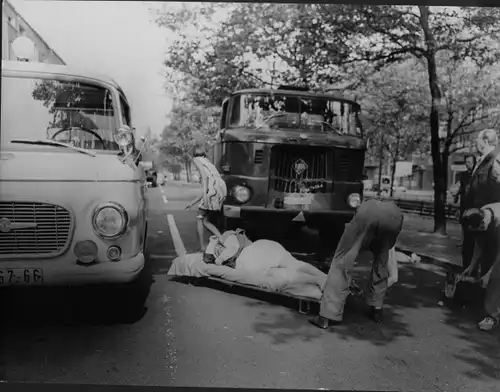 Foto Berlin, Verwundeter auf einer Bahre, Ifa LKW, Barkas, Fotograf Karl Hein Drowski, Unfall