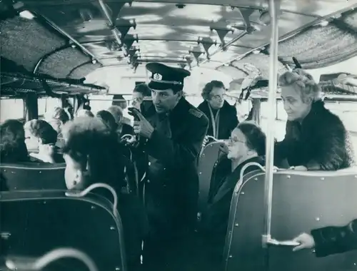 Foto Berlin, Mann in Uniform und alte Frauen in einem Bus, NVA, DDR, Fotograf Karl Heinz Drowski